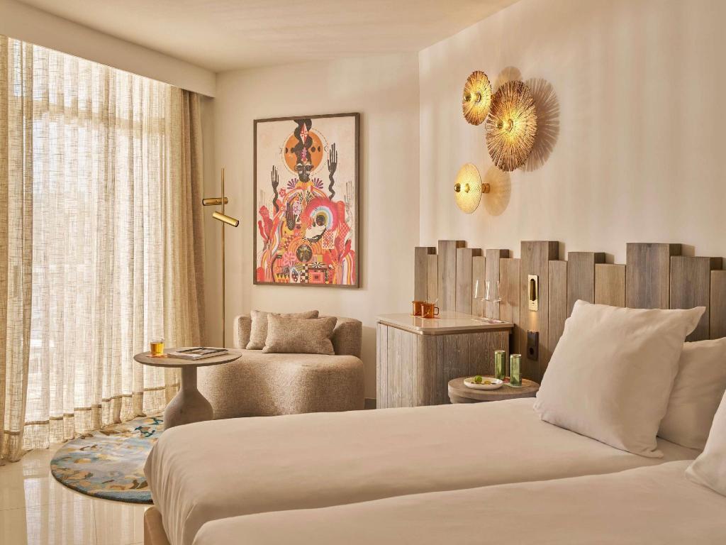 Backstage, King Bed