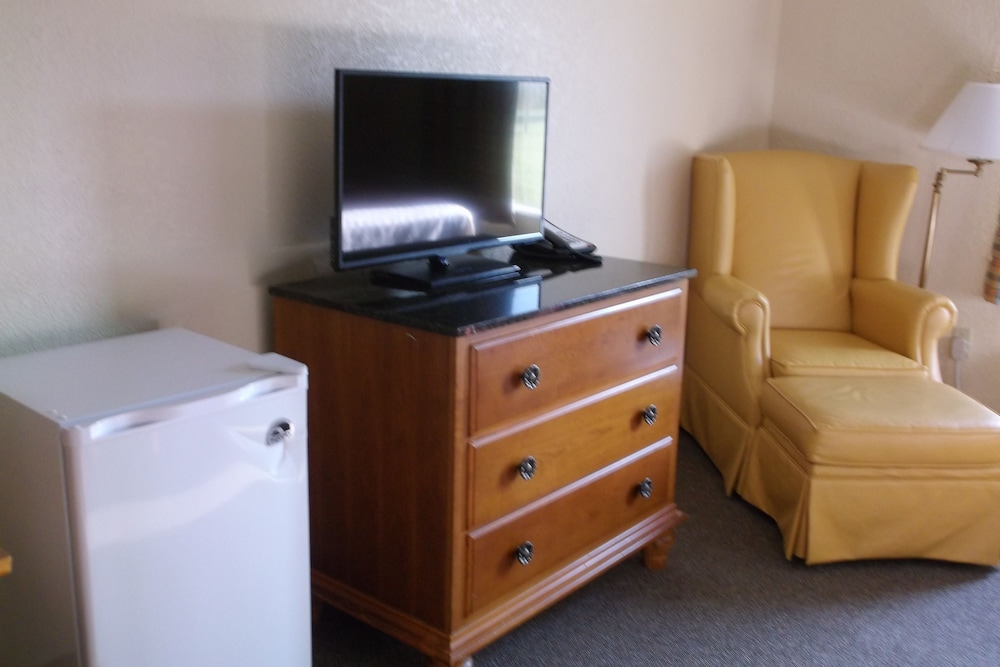Days Inn & Suites by Wyndham Lake Okeechobee 11/50