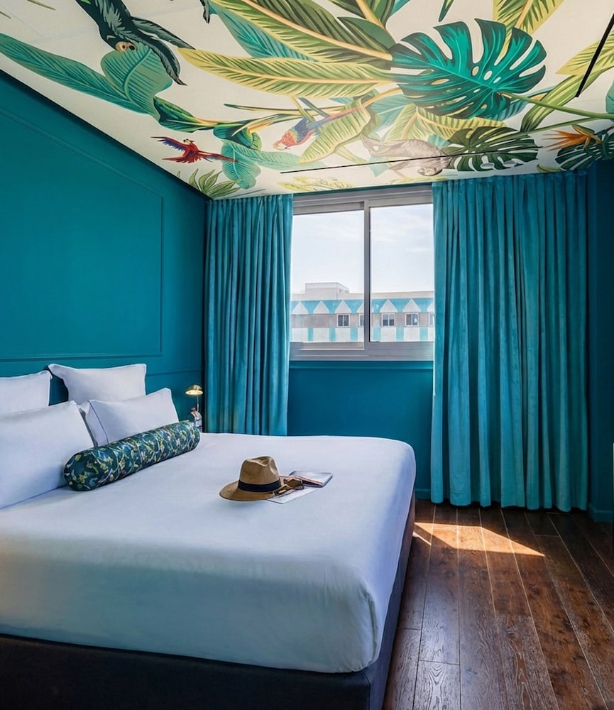 SUPERIOR, DOUBLE OR TWIN BED, PARTIAL SEA VIEW