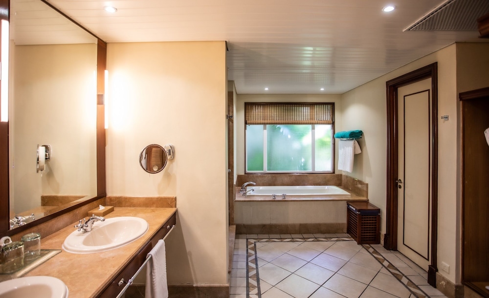 Paradis Beachcomber Golf Resort and Spa 62/65