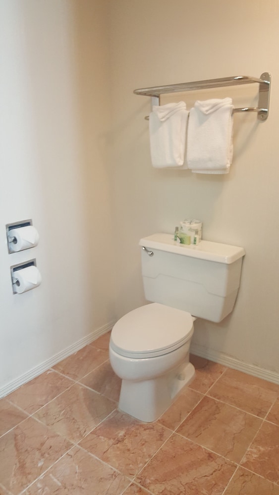 Oyster Bay Inn & Suites 70/70