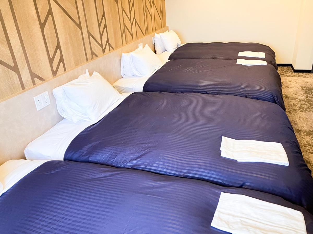 ROOM, QUADRUPLE