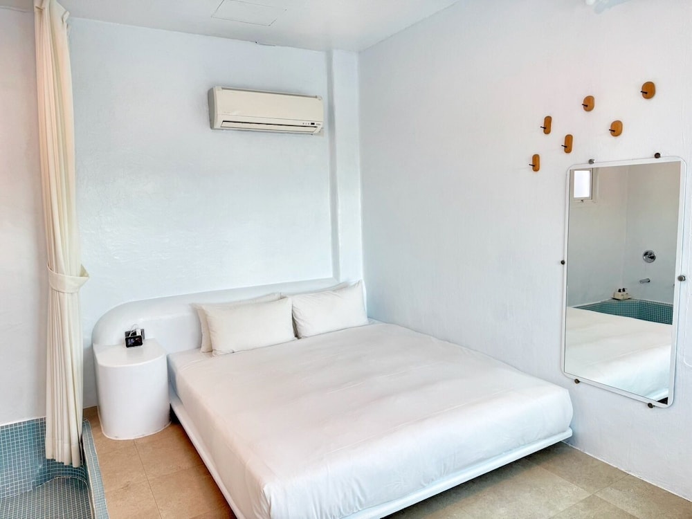 DELUXE, KING BED, MOUNTAIN VIEW