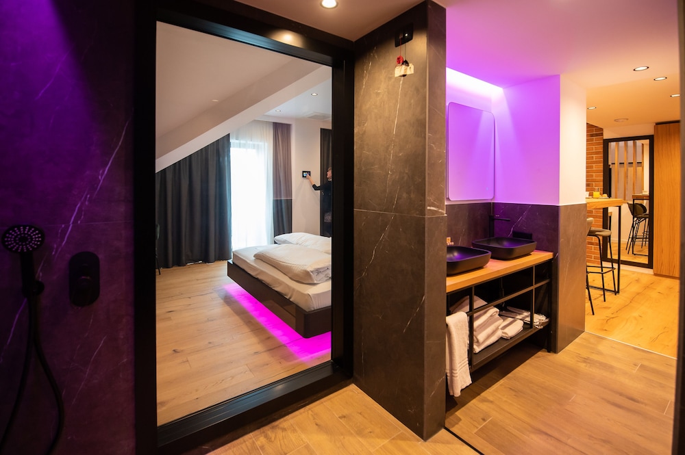 PREMIUM, STUDIO