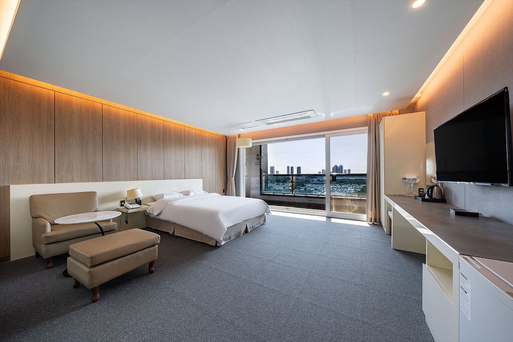 DELUXE, DOUBLE BED, FRONT VIEW, BALCONY