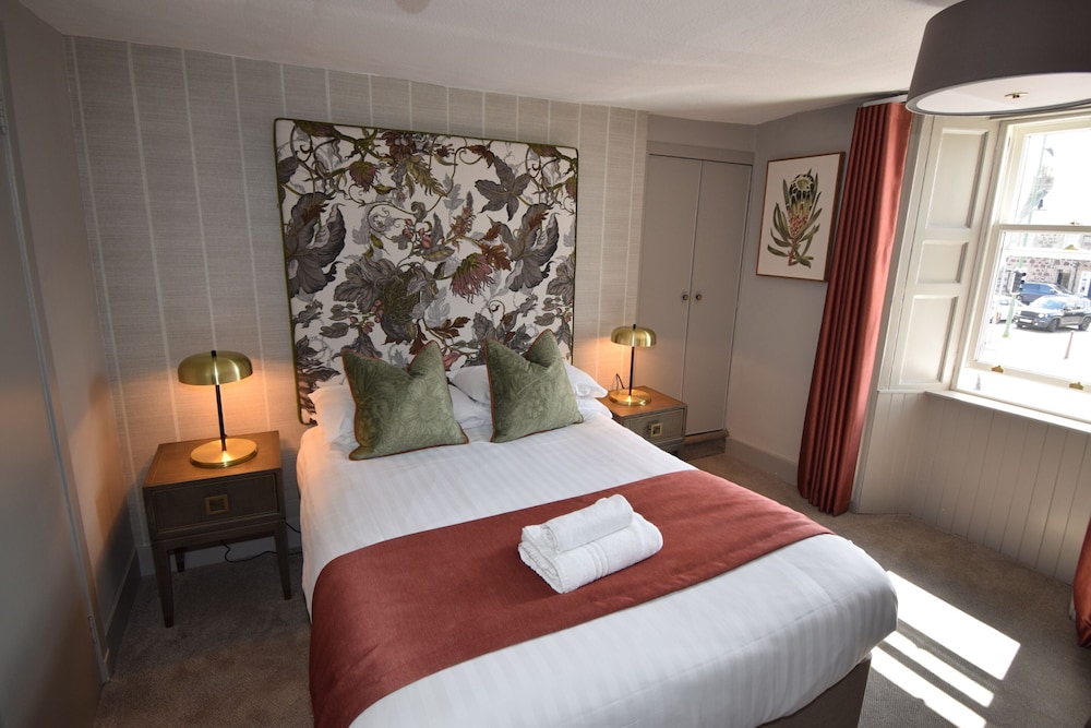 The Elphinstone Hotel 12/36