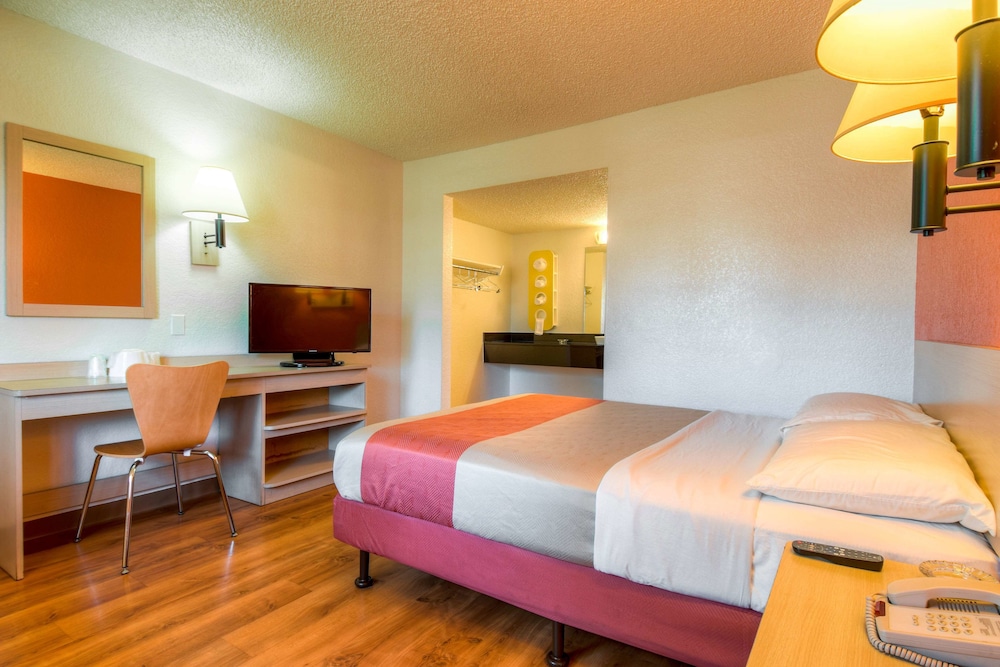 Motel6 Costa Mesa, CA 28/55