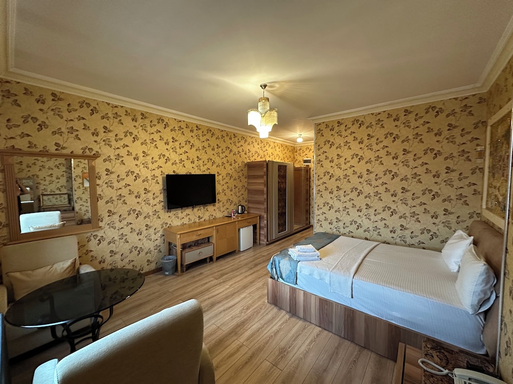 DELUXE, DOUBLE BED