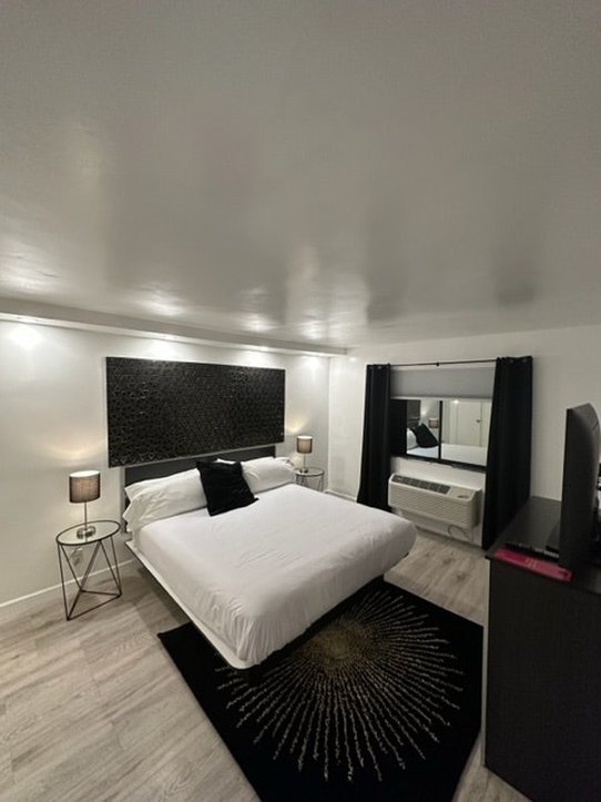 Hotel Zazz 9/26