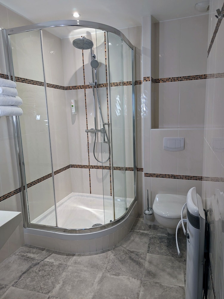 غرفة كومفورت بسرير كوين، Citotel Arverna Vichy 5/6