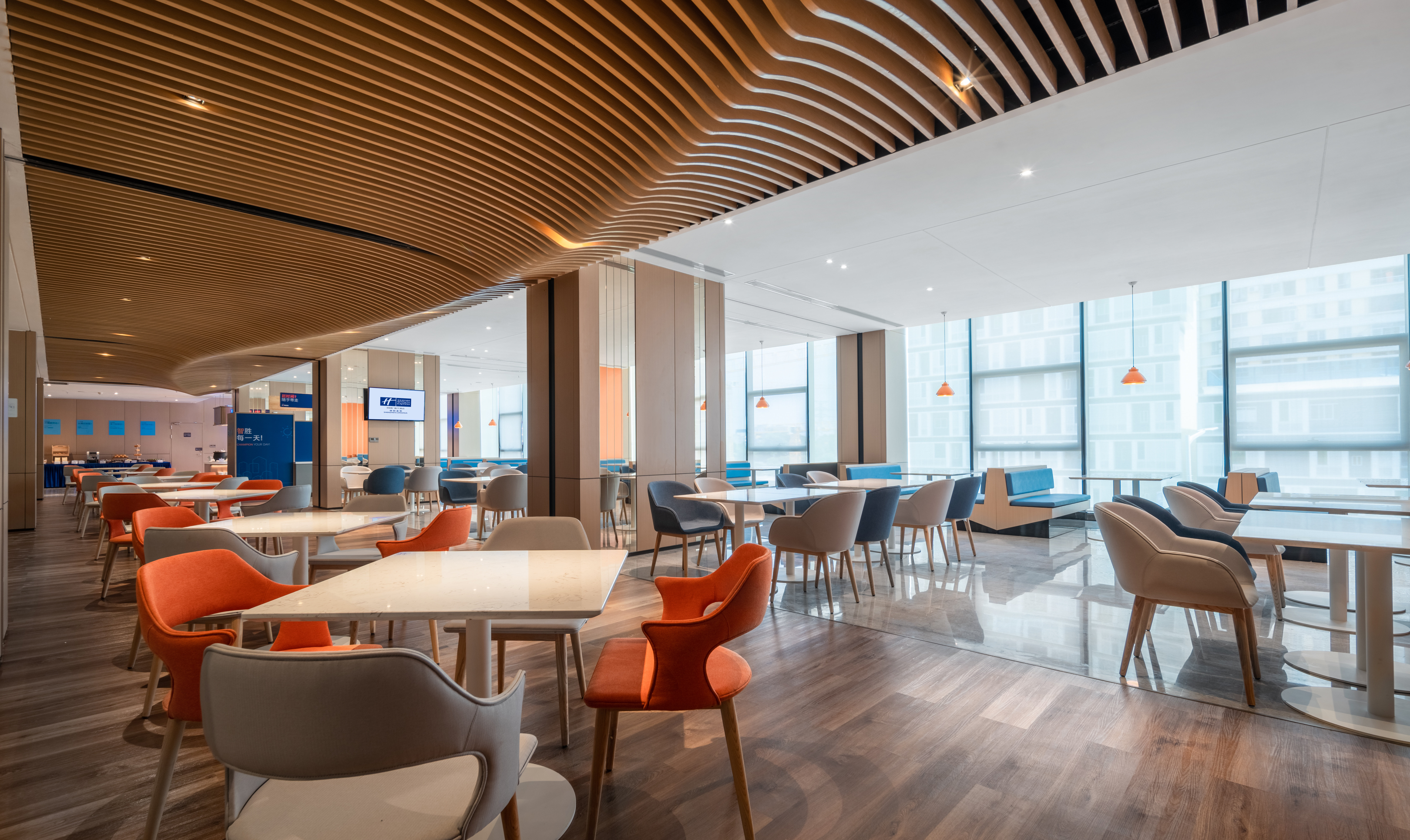 Holiday Inn Express Shenzhen Longhua 61/77