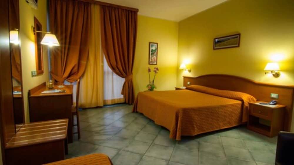 HOTEL DEGLI AMICI 24/42