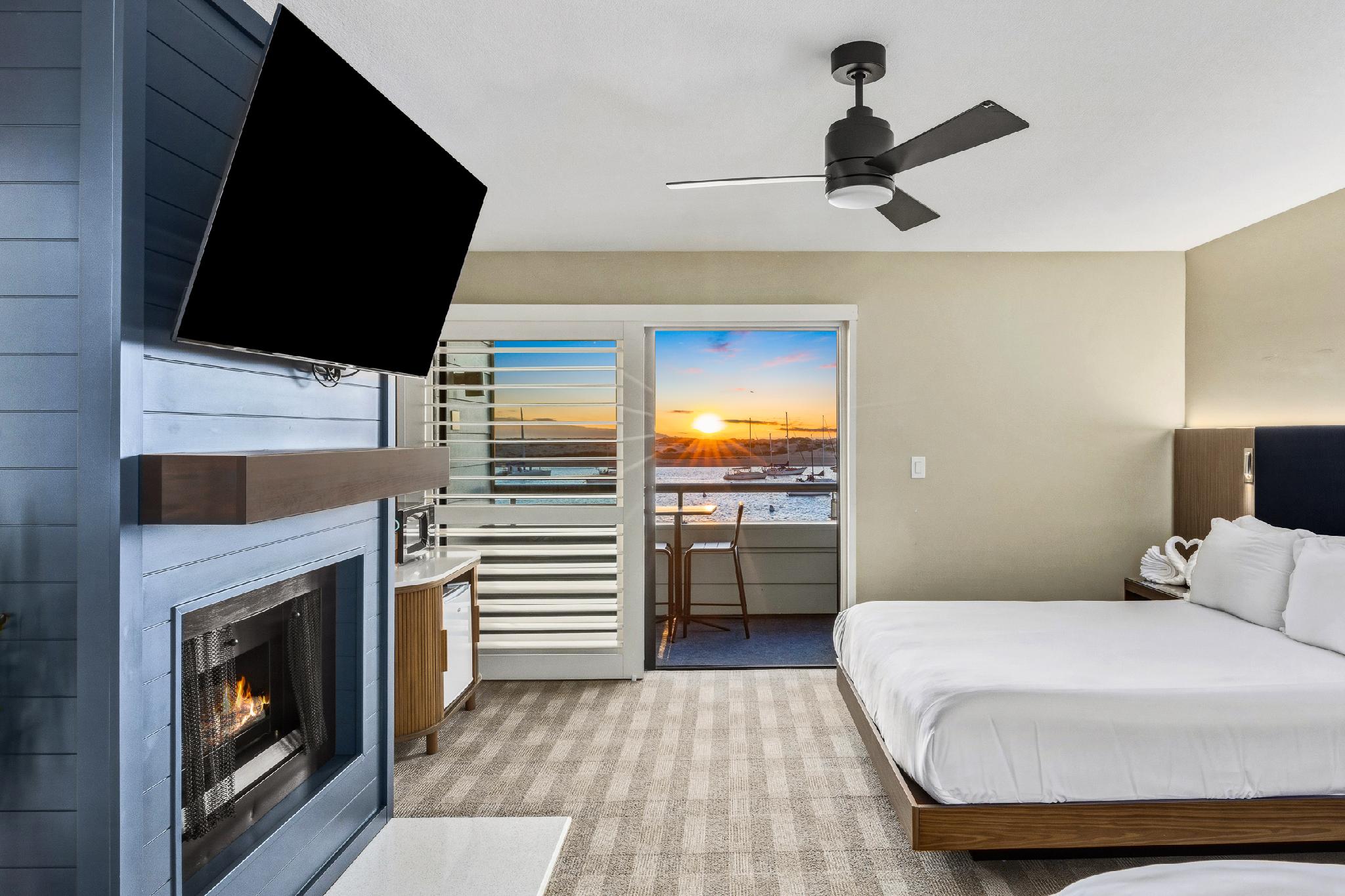 Deluxe, 2 Queen Beds, Bay View, Balcony