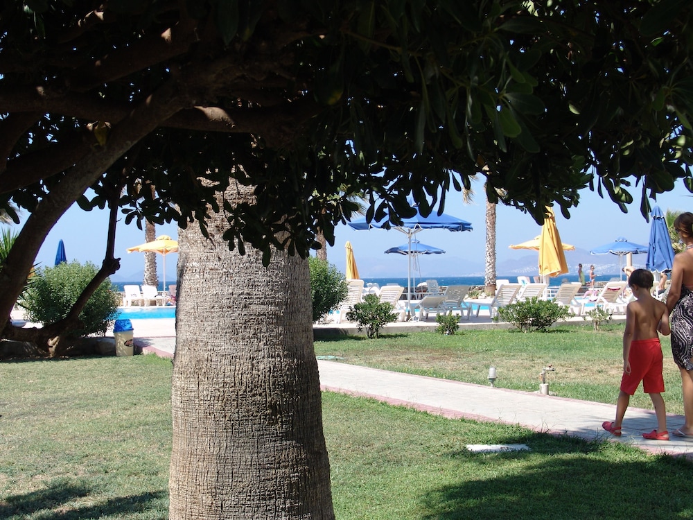 Irina Beach Hotel 58/68