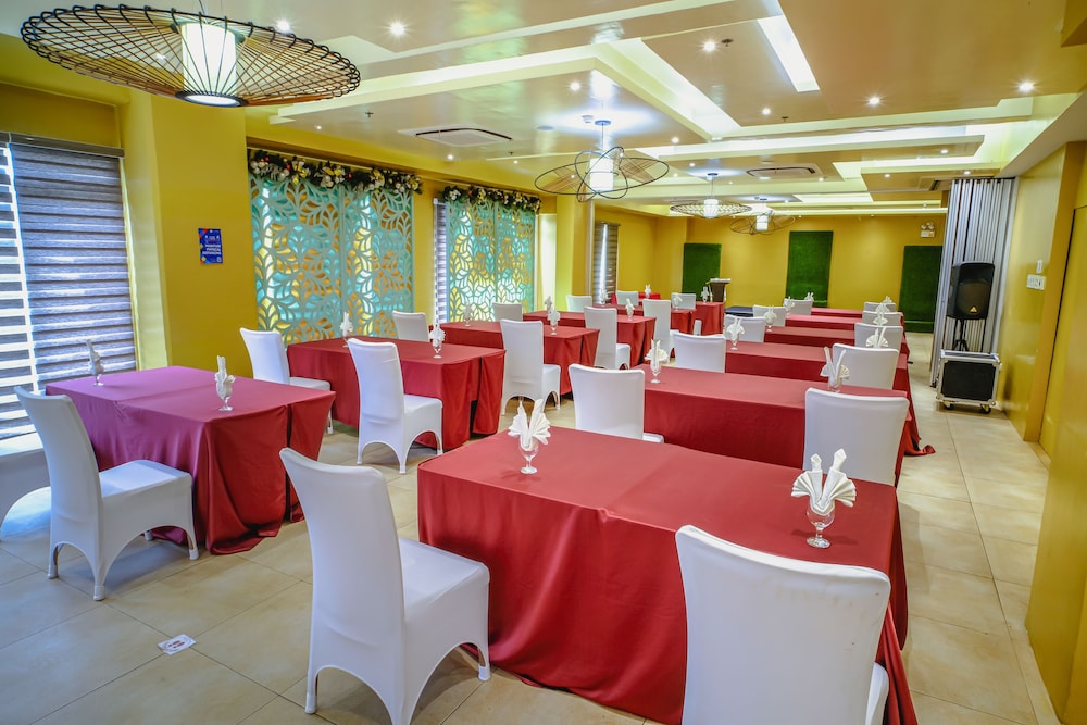 New Dawn Hotel Plus 70/79