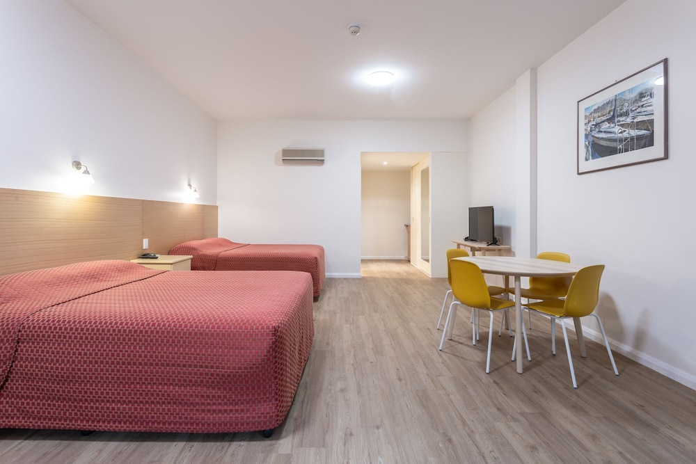 Mayfair Plaza Motel 9/53
