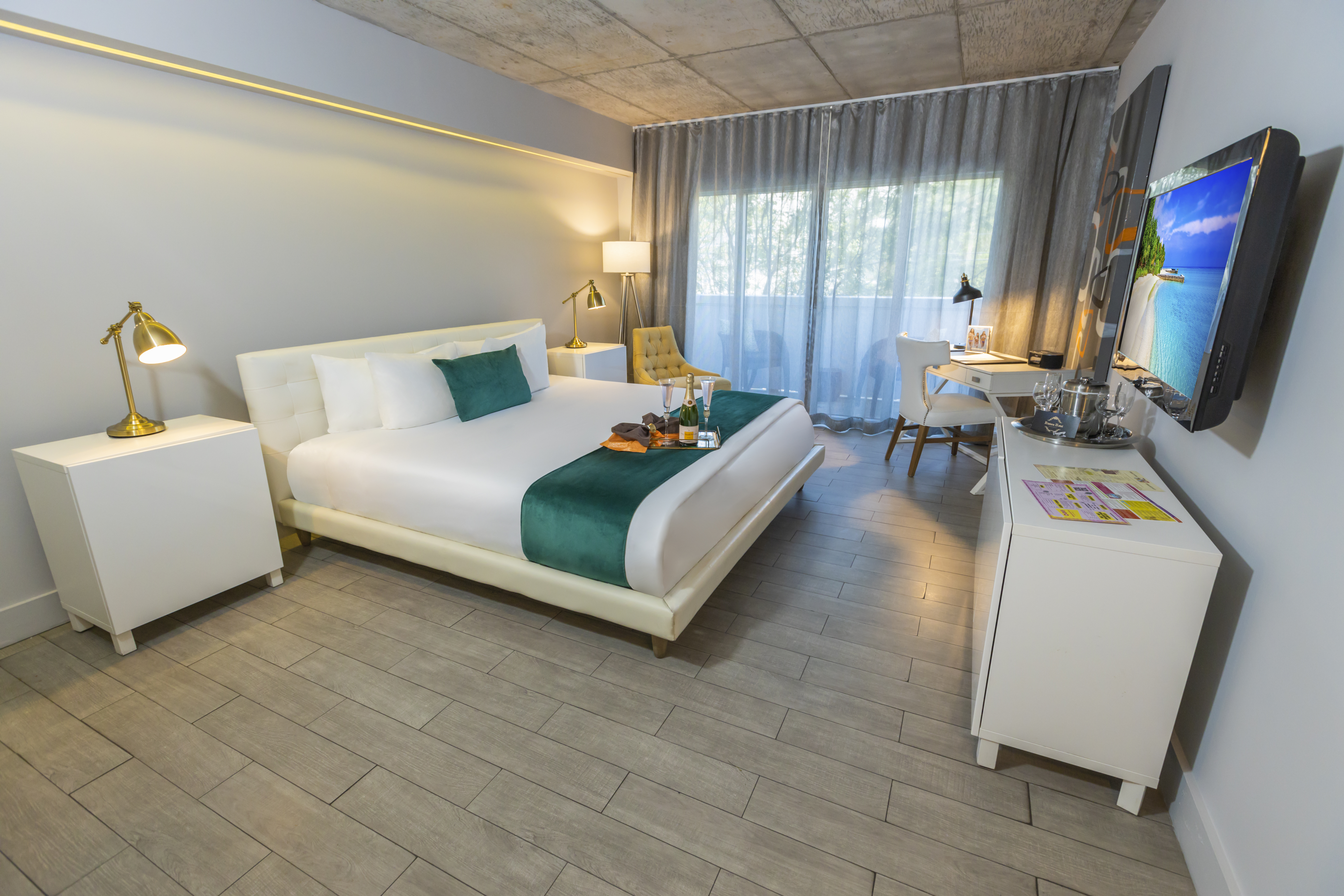 Room, King Bed, Balcony, Riviera Suites South Beach 4/10
