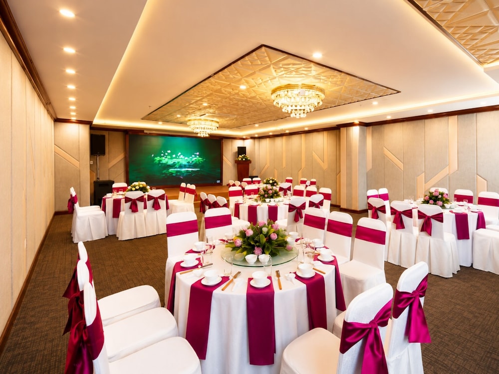 Happy Life Grand Hotel and Sky Bar 65/74