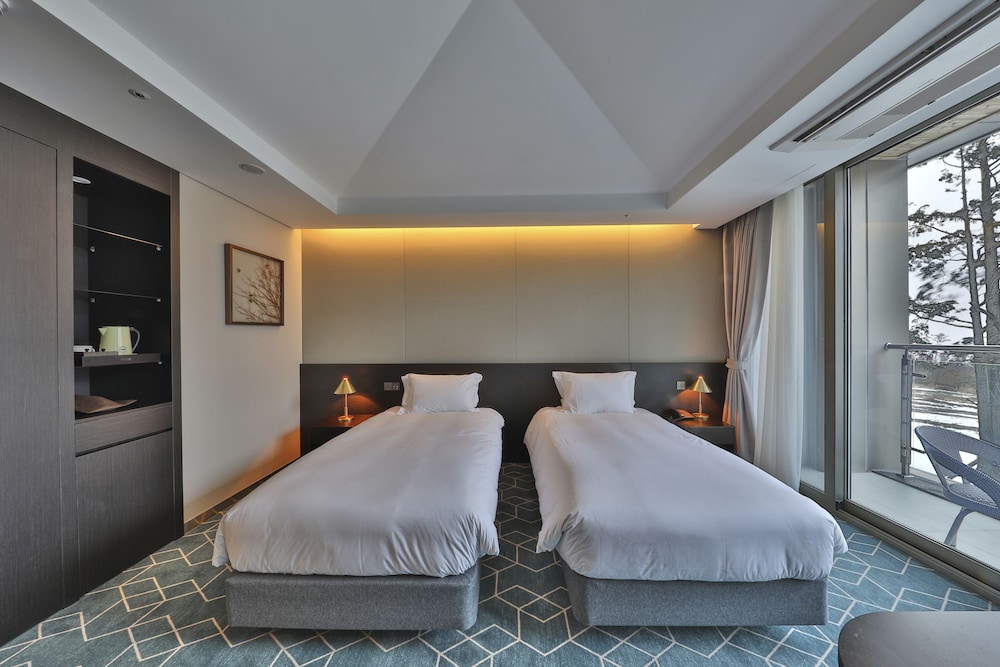 ROOM, TWIN BEDS