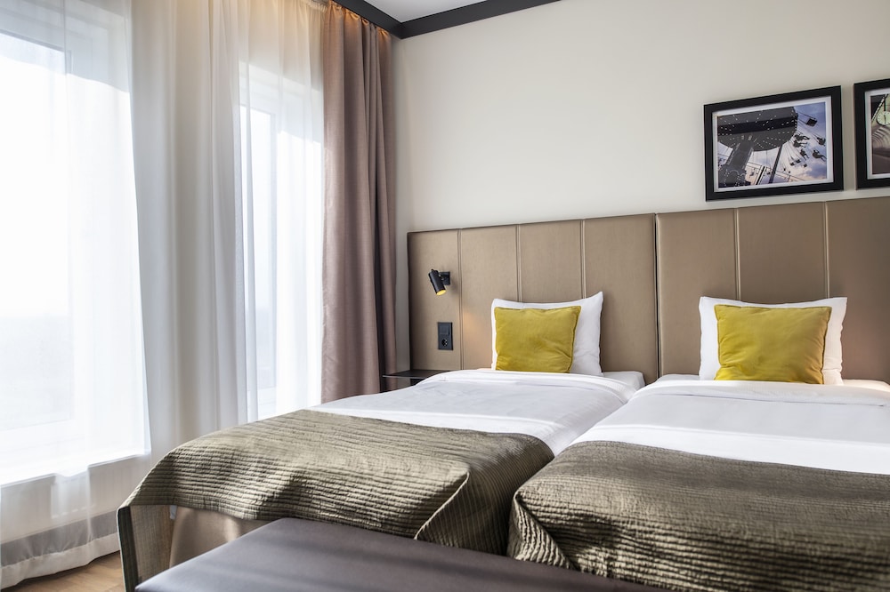 COMPACT, TWIN BEDS