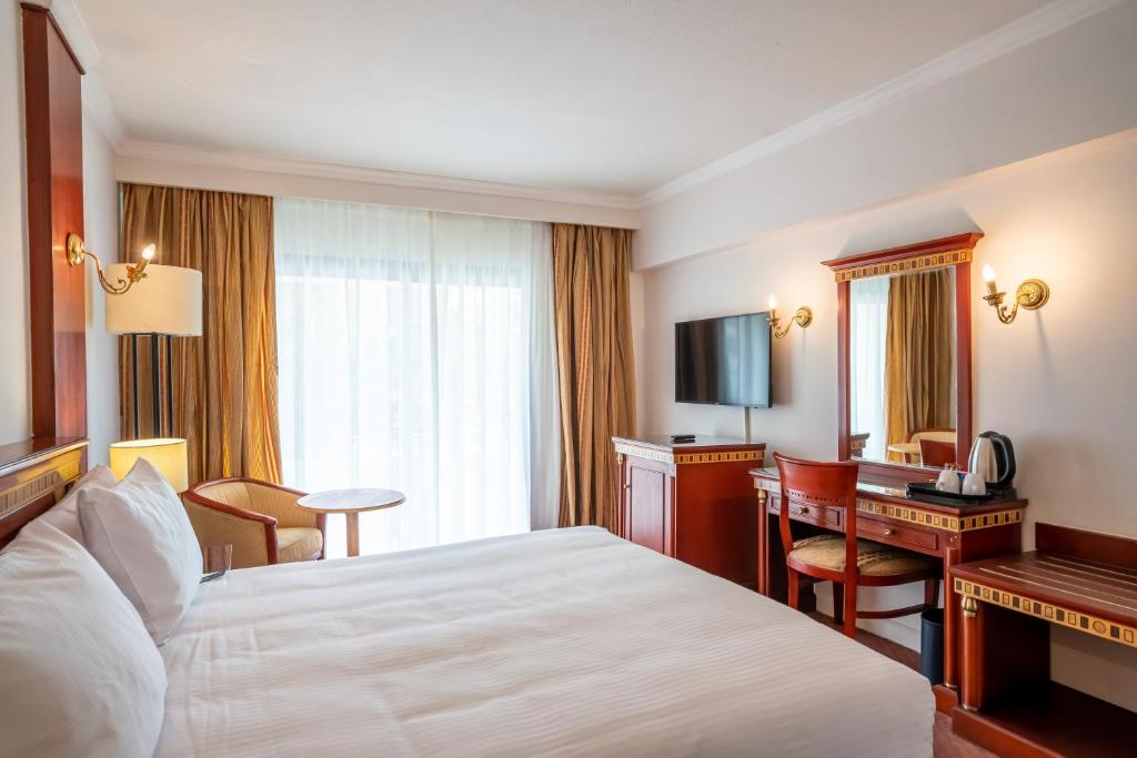 Suite, City View