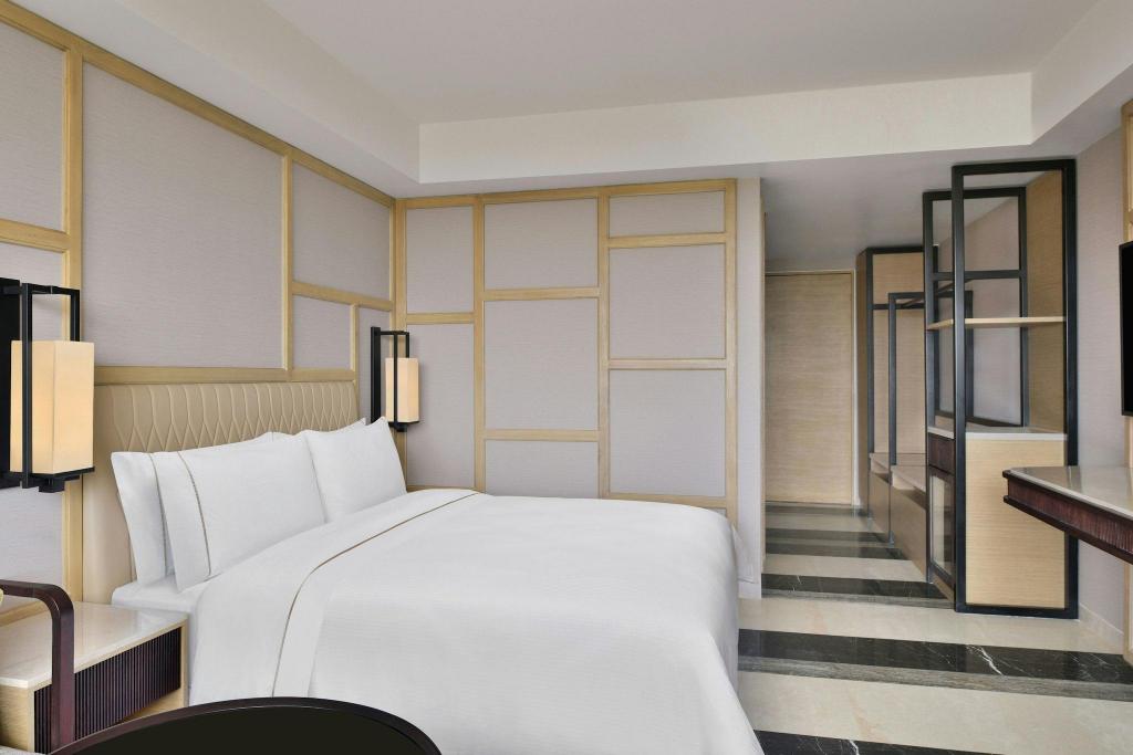 غرفة بسرير كينج بإطلالة على الفناء، The Westin Goa 13/16