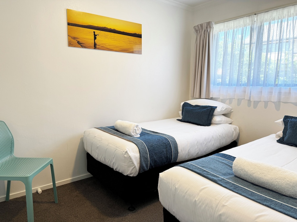 2 Bedrooms, Motel, Classic, Queen and Twin Beds