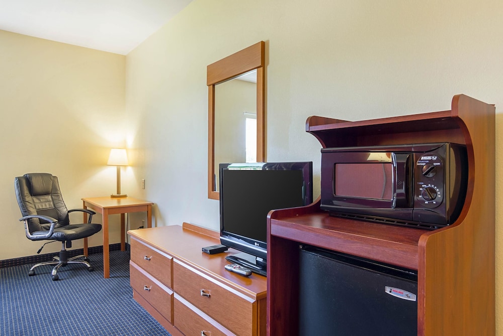 Econo Lodge Inn and Suites Pritchard Road North Little Rock 32/45