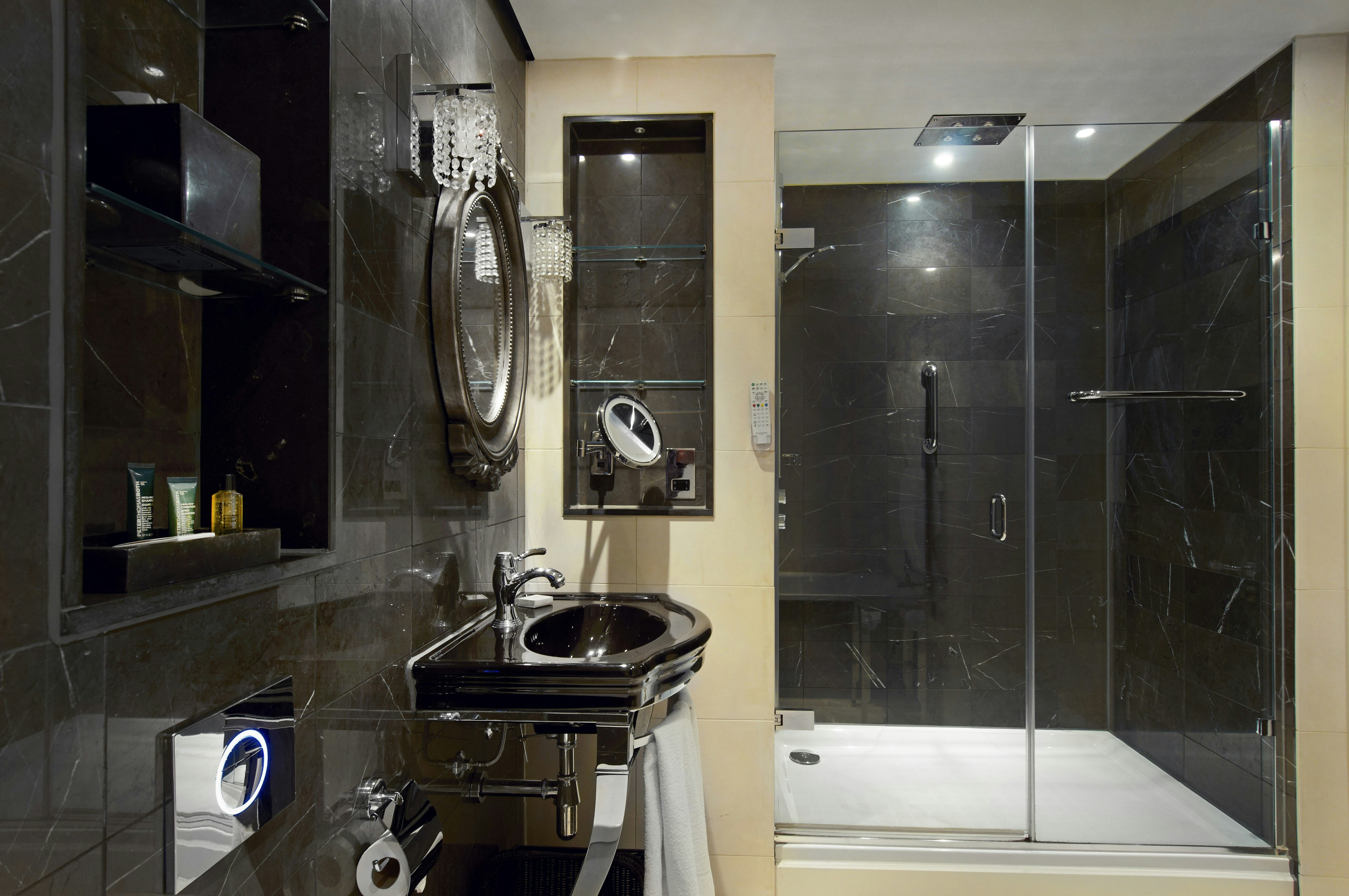 غرفة ديلوكس بسرير كينج وسرير كوين، Hilton London Syon Park 7/7