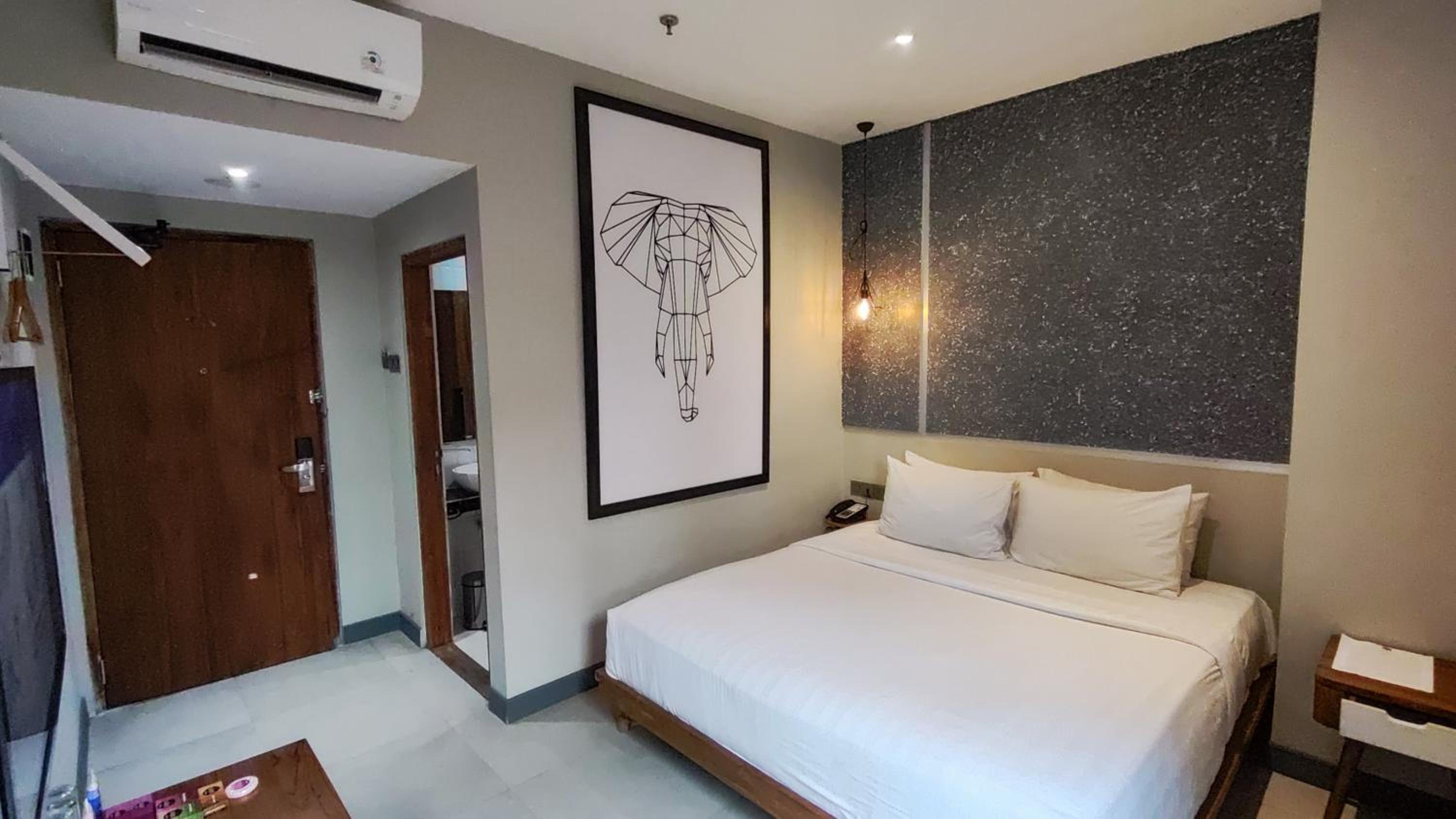 Smart, Queen Bed, No Window