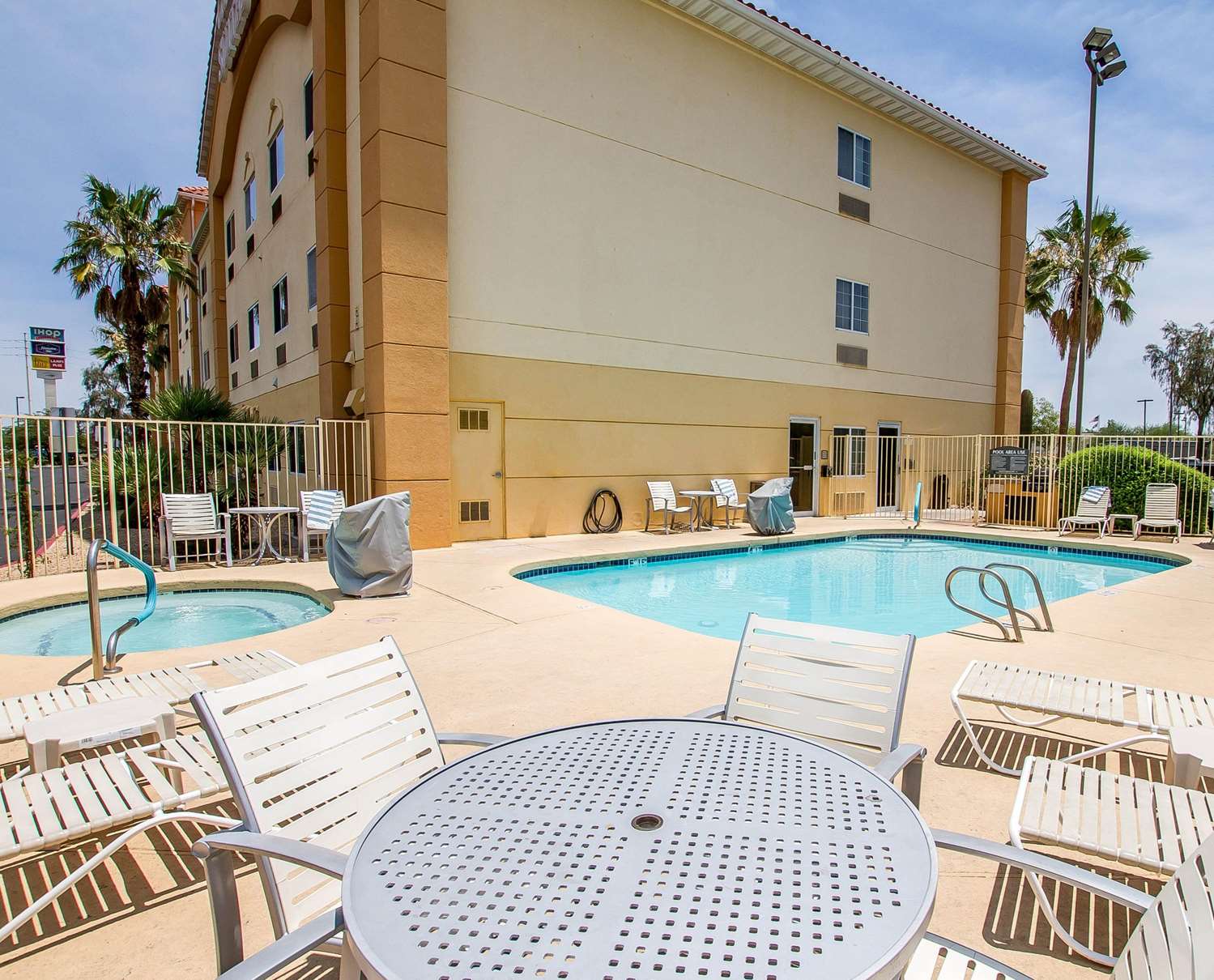 Comfort Suites Peoria Sports Complex 42/43