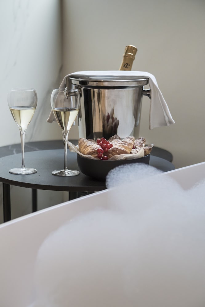 Kozmo Hotel Suites and Spa photo4
