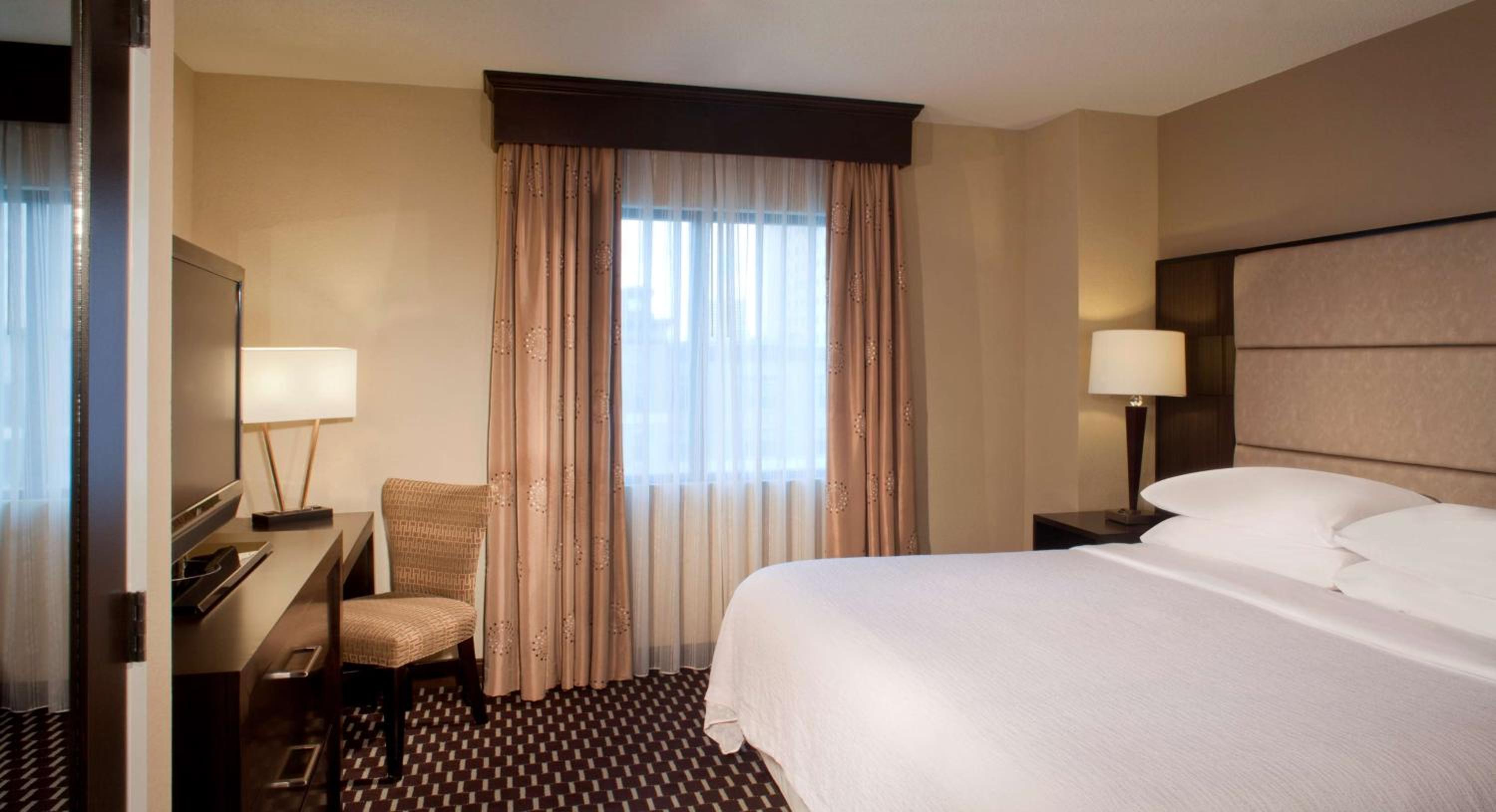 SUITE, KING BED