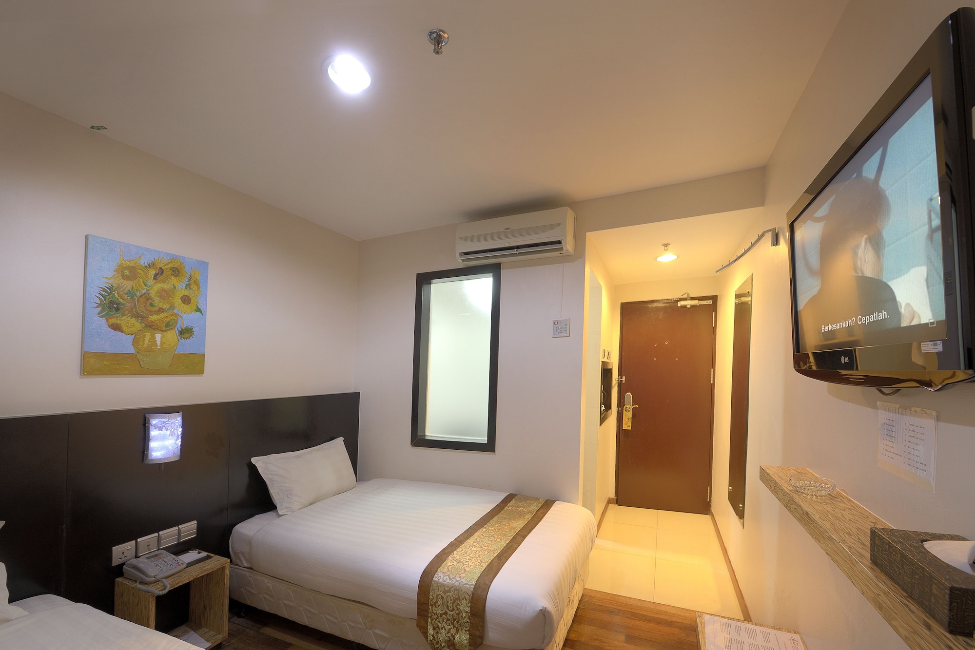 Standard, Twin Beds, No Window 2/4