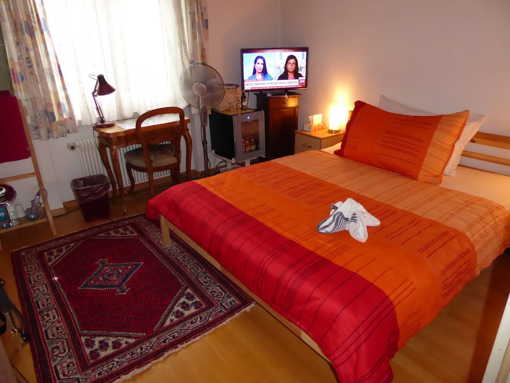 ROOM, SINGLE, SHARED BATHROOM