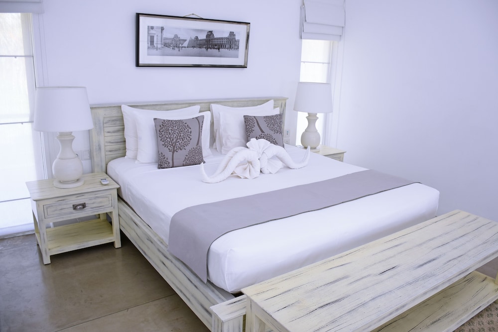 ROOM, KING BED, BALCONY