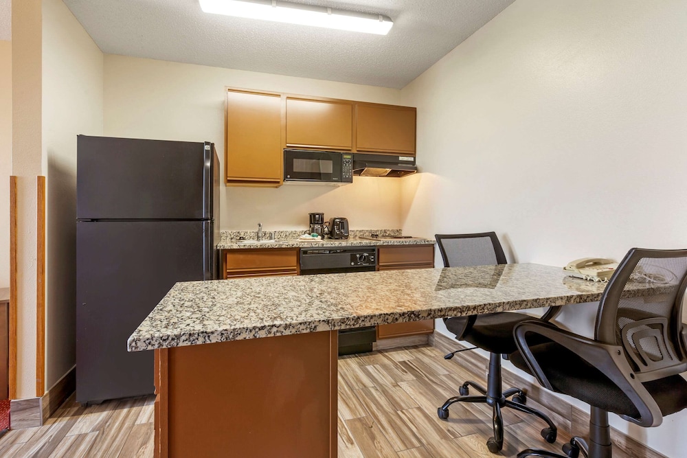MainStay Suites Dubuque at Hwy 20 36/36