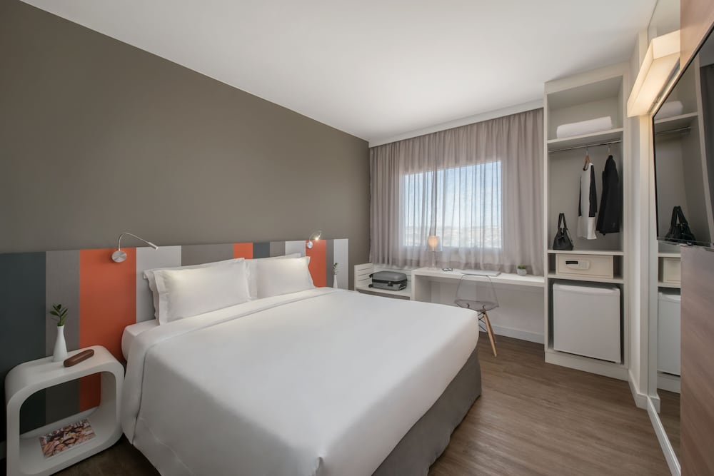 DELUXE, DOUBLE BED