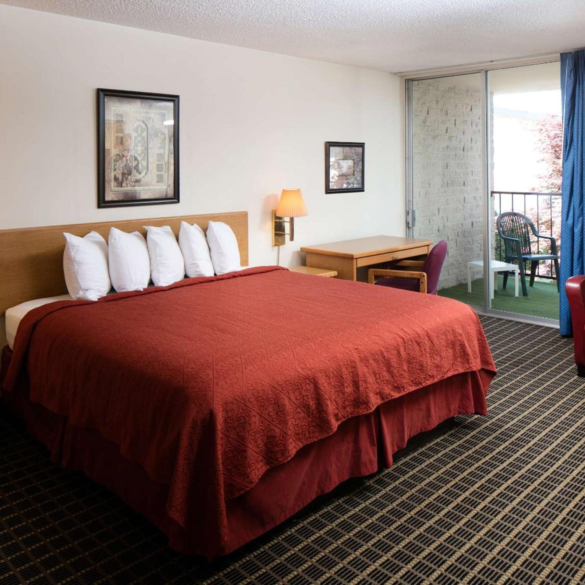 Junior Suite, King Bed, Red Lion Hotel & Conference Center Ellensburg 2/5
