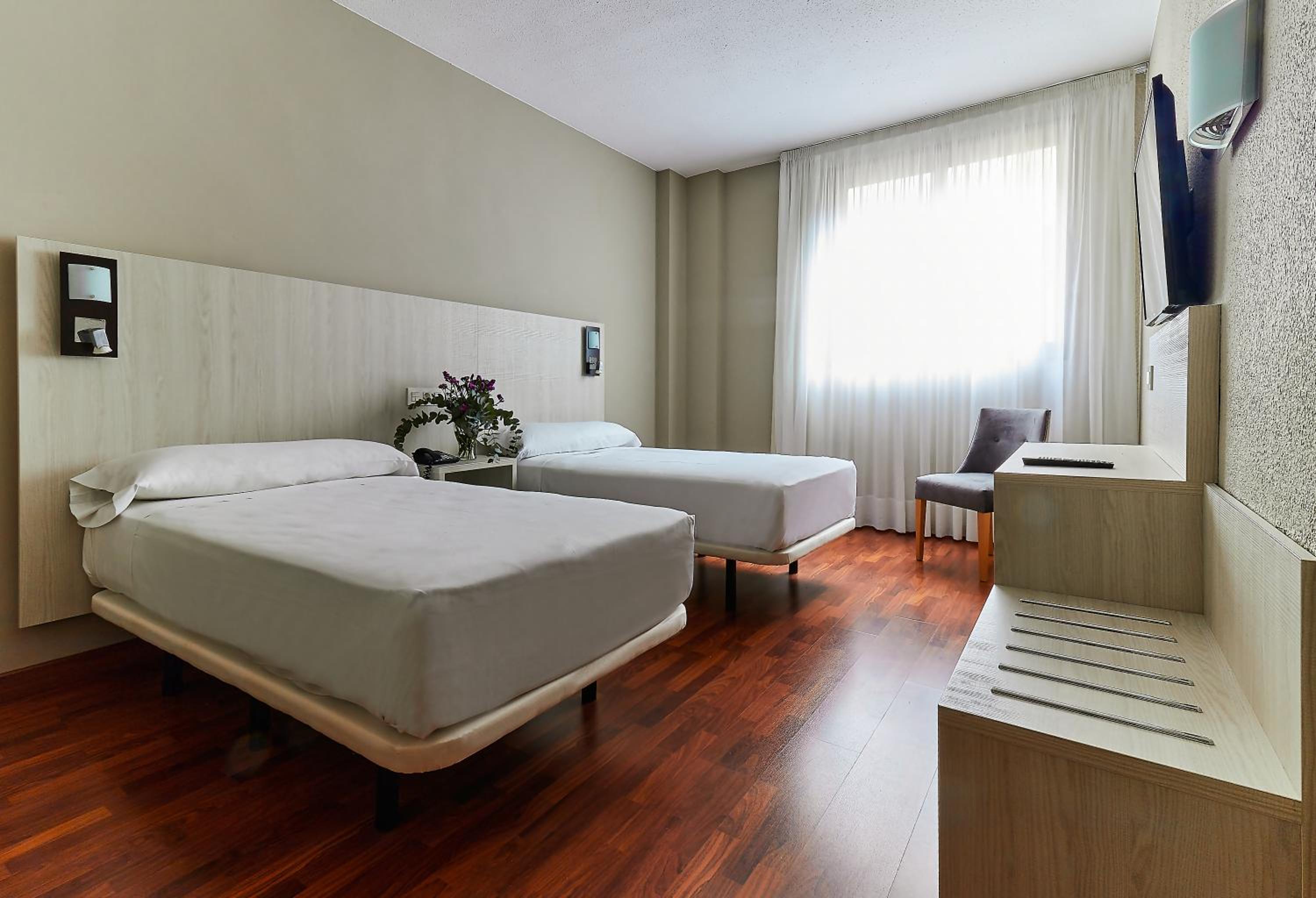 ROOM, DOUBLE OR TWIN BED