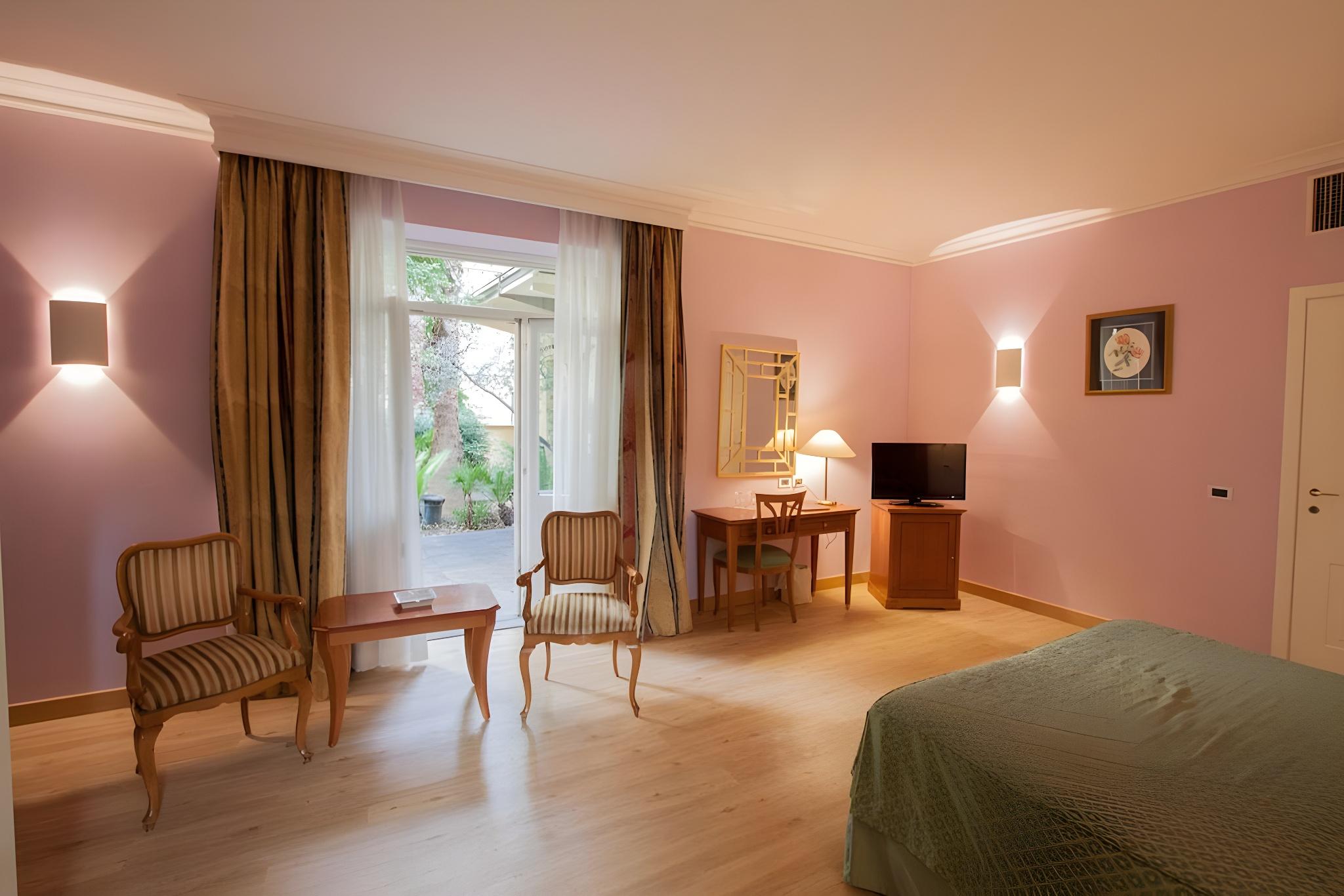 ROOM, QUADRUPLE