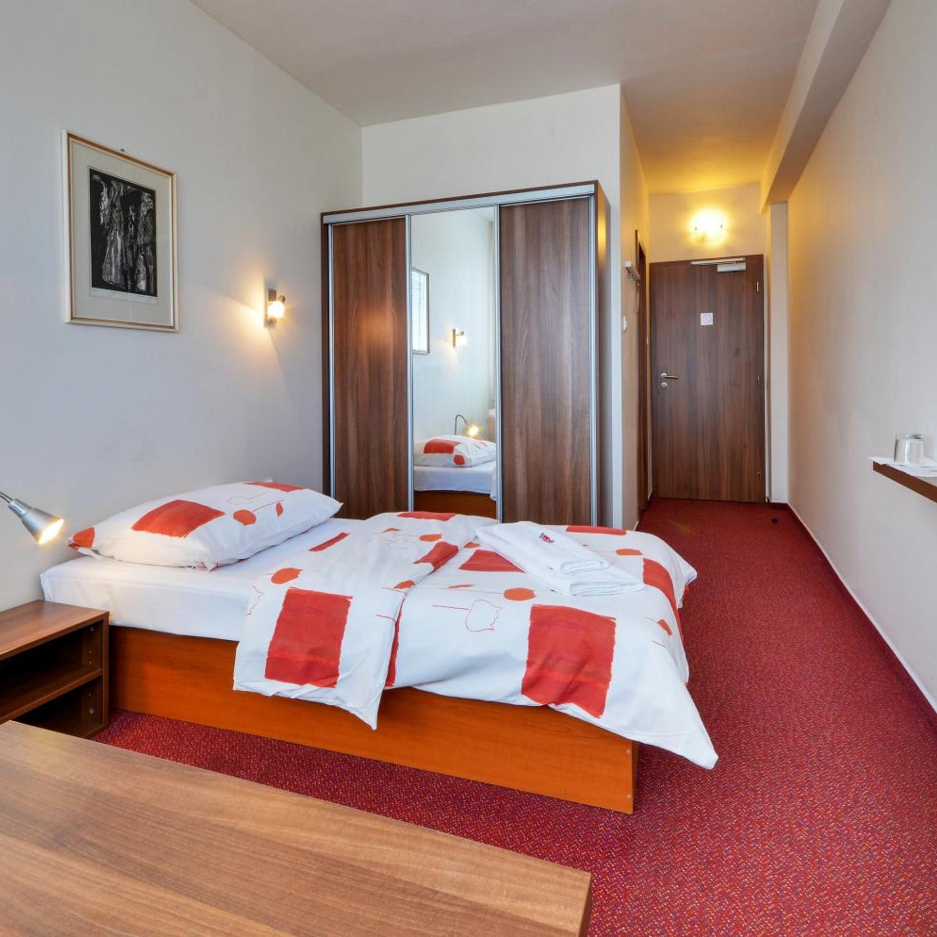 Klar Hotel 12/50