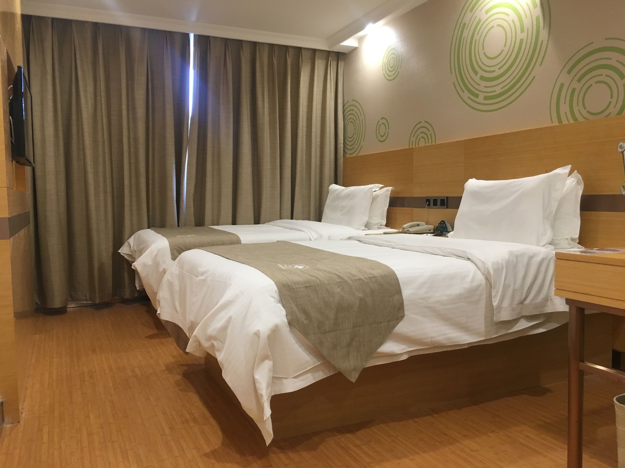 Superior, Twin Beds, No Window