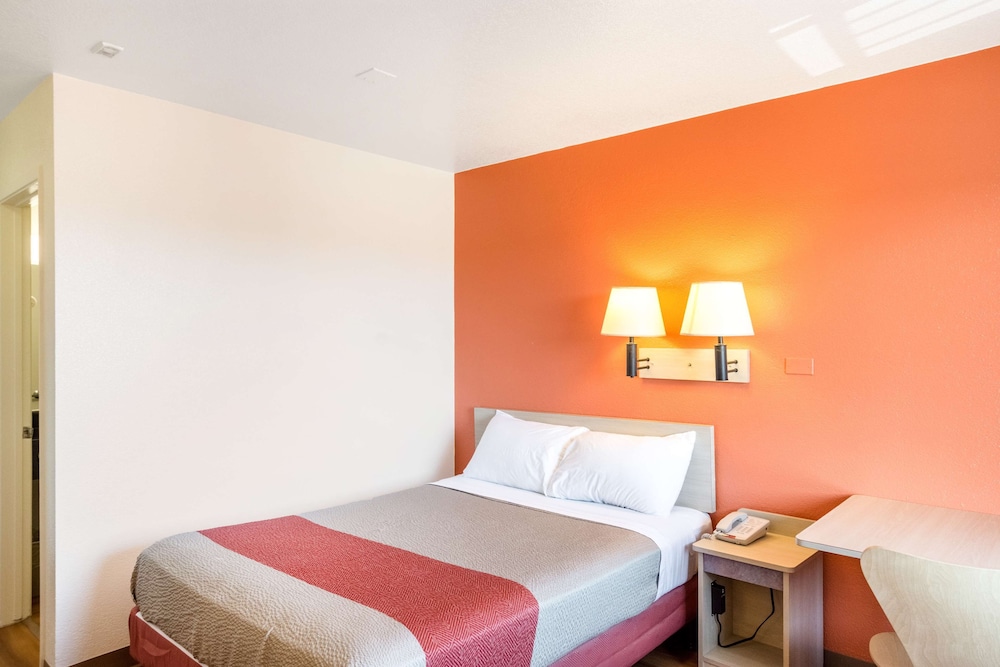 Motel6 Redding, CA - Central 15/47