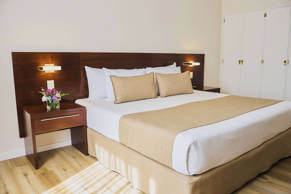 Classic, Queen Bed, Accessible