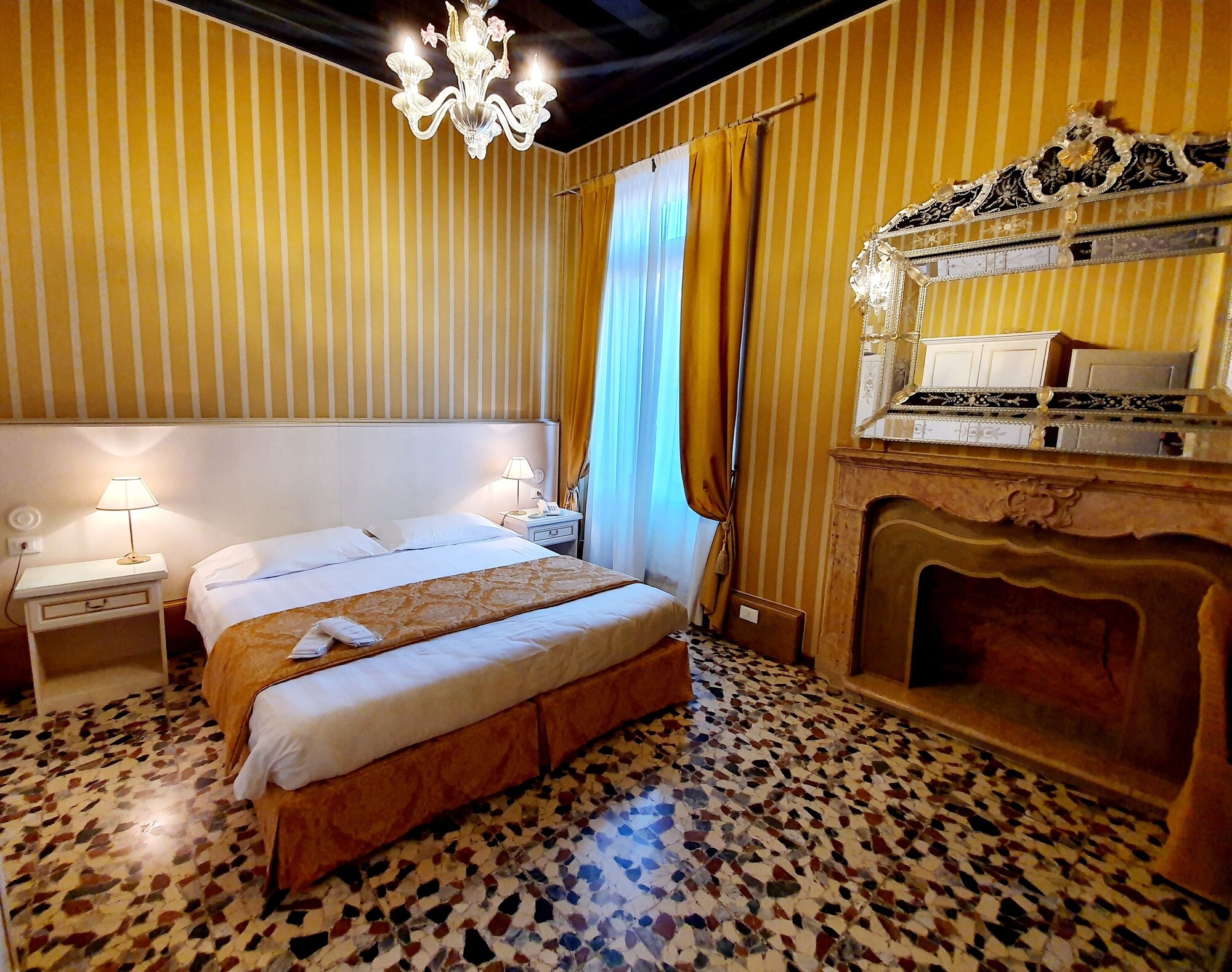 Classic, Queen Bed, Corte dei Greci 3/4