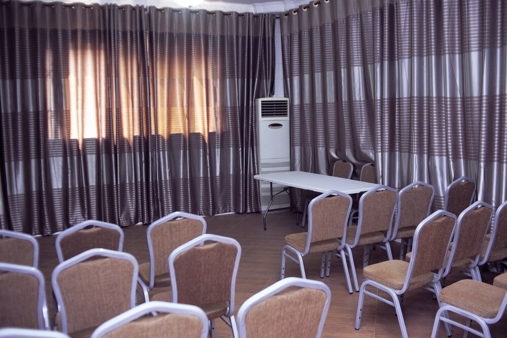 Kingsbridge Royale Hotel 41/50