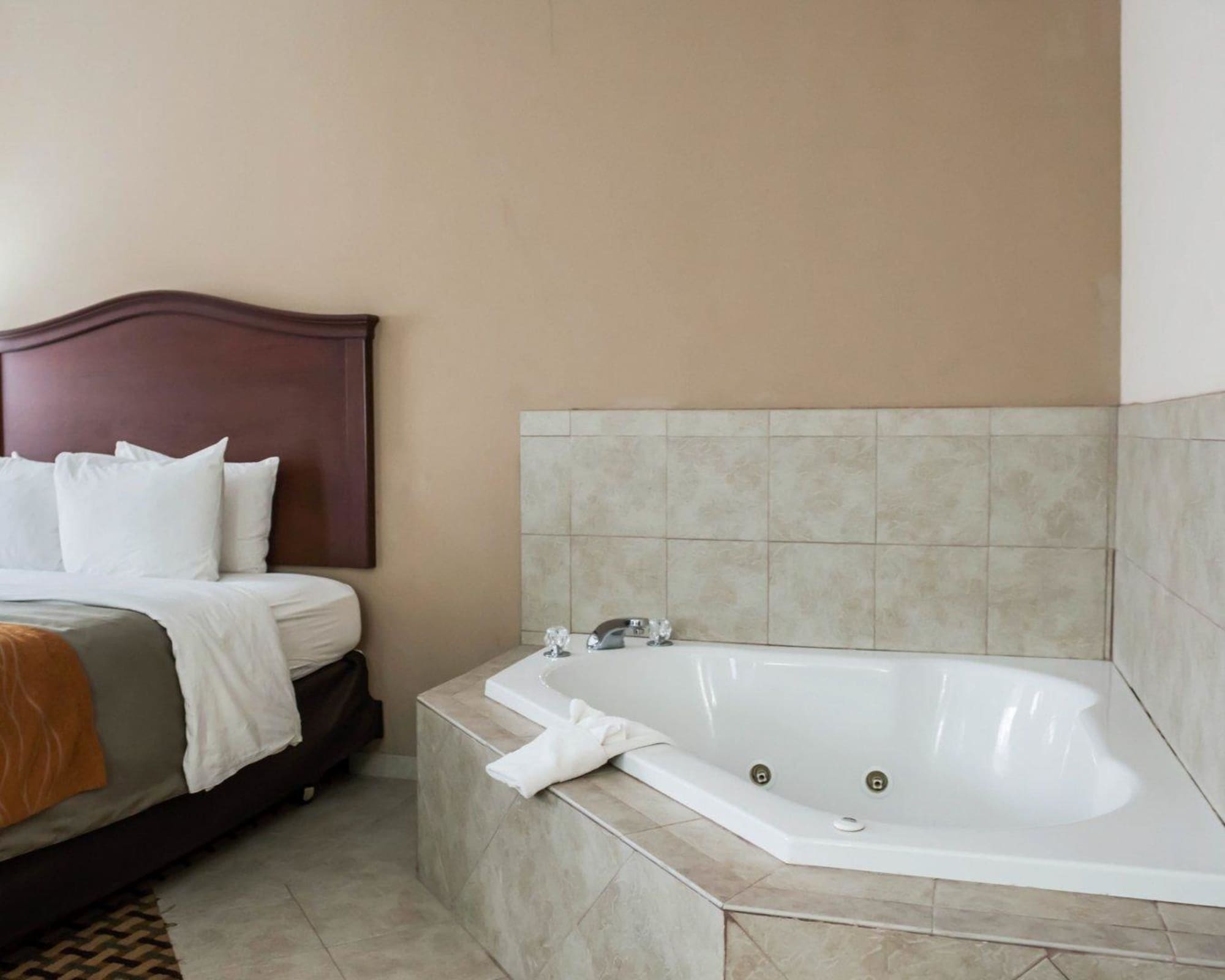Suite, 2 Queen Beds, Sofa, Jetted Tub, Comfort Inn & Suites Midway - Tallahassee West 3/4
