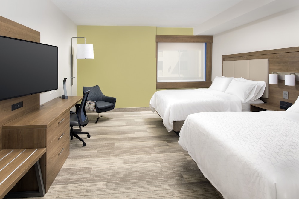 ROOM, 2 QUEEN BEDS, BATHTUB