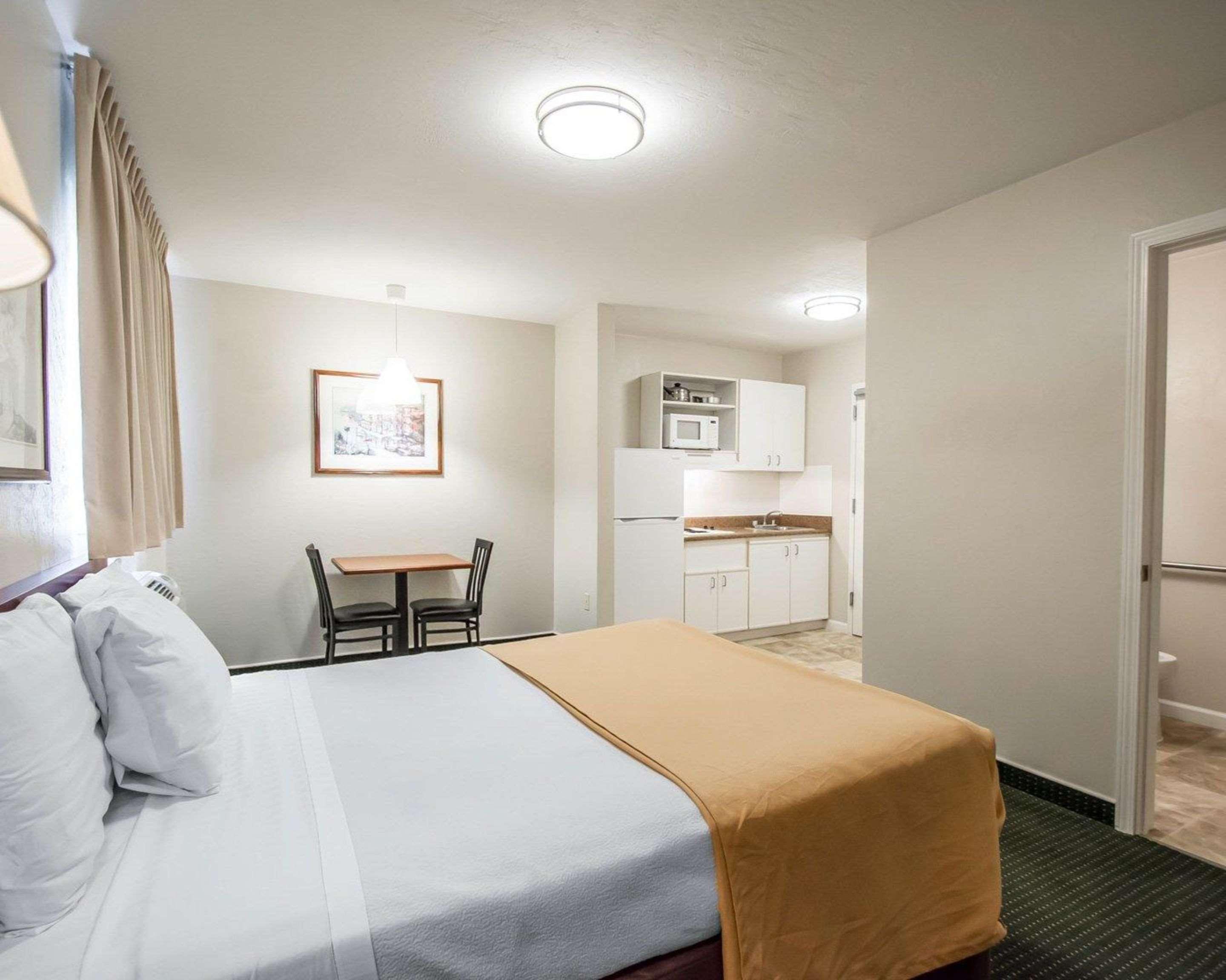 ROOM, QUEEN BED